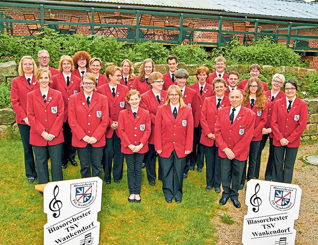 Im Jahr 2014 stellte sich das Blasorchester TSV Wankendorf zu einem Foto auf. Zum Jubiläum werden ehemalige Musikerinnen und Musiker gesucht. Foto: mq